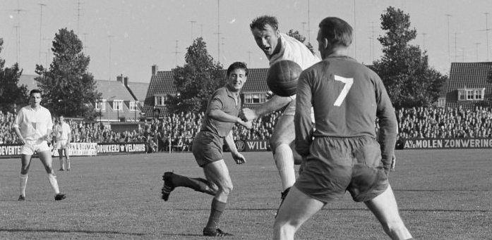 Wim Bleijenberg scoort één van de elf goals van Go-Ahead tegen Roda JC in 1962.